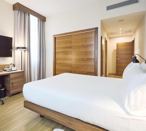 Habitación con cama extragrande. del hotel Hilton Garden Inn Sevilla. Foto 4