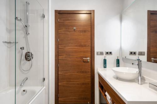 Habitación con cama extragrande. del hotel Hilton Garden Inn Sevilla. Foto 5