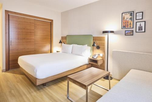 Habitación con cama grande del hotel Hilton Garden Inn Sevilla