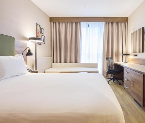 Habitación con cama grande del hotel Hilton Garden Inn Sevilla. Foto 3