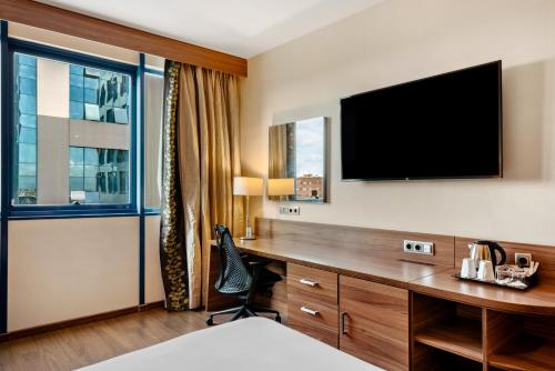 Habitación con cama grande del hotel Hilton Garden Inn Sevilla. Foto 6