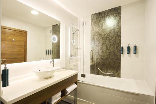 Suite de 1 dormitorio - 1 cama extragrande del hotel Hilton Garden Inn Sevilla. Foto 3