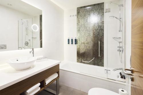 Suite de 1 dormitorio - 1 cama extragrande del hotel Hilton Garden Inn Sevilla. Foto 5