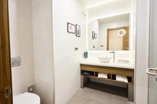 Habitación con cama extragrande. del hotel Hilton Garden Inn Sevilla. Foto 4