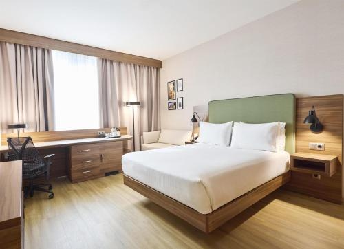 Habitación con cama grande adaptada para personas de movilidad reducida del hotel Hilton Garden Inn Sevilla