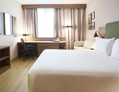 Habitación con cama grande adaptada para personas de movilidad reducida del hotel Hilton Garden Inn Sevilla. Foto 1