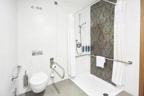 Habitación con cama grande adaptada para personas de movilidad reducida del hotel Hilton Garden Inn Sevilla. Foto 2