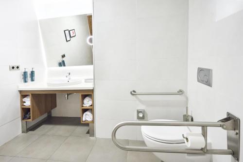 Habitación con cama grande adaptada para personas de movilidad reducida del hotel Hilton Garden Inn Sevilla. Foto 3