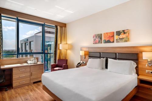 Habitación con cama grande adaptada para personas de movilidad reducida del hotel Hilton Garden Inn Sevilla. Foto 4