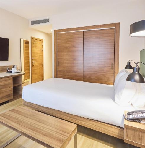 Habitación con cama grande del hotel Hilton Garden Inn Sevilla