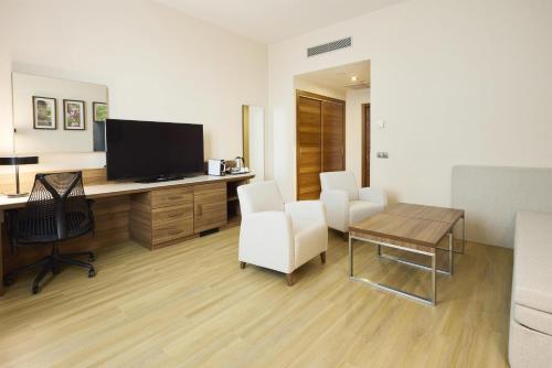 Suite de 1 dormitorio - 1 cama extragrande del hotel Hilton Garden Inn Sevilla. Foto 1