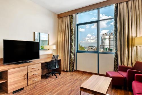 Suite de 1 dormitorio - 1 cama extragrande del hotel Hilton Garden Inn Sevilla. Foto 6