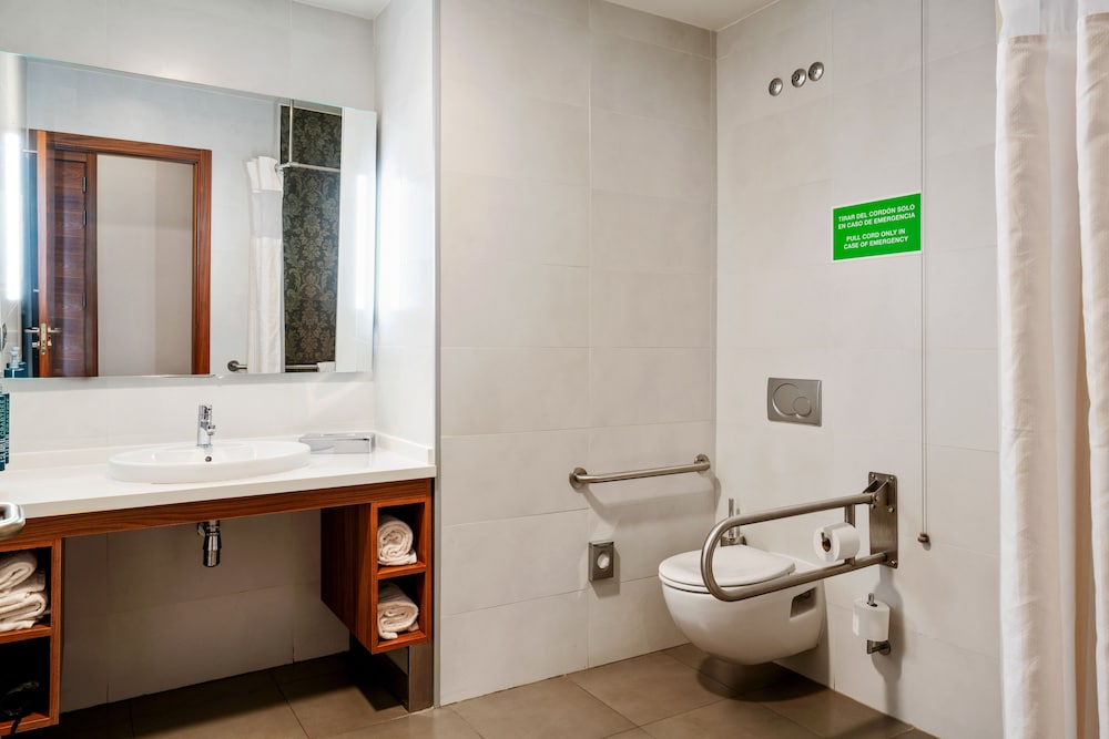 Habitación accesible con cama Queen del hotel Hilton Garden Inn Sevilla. Foto 2