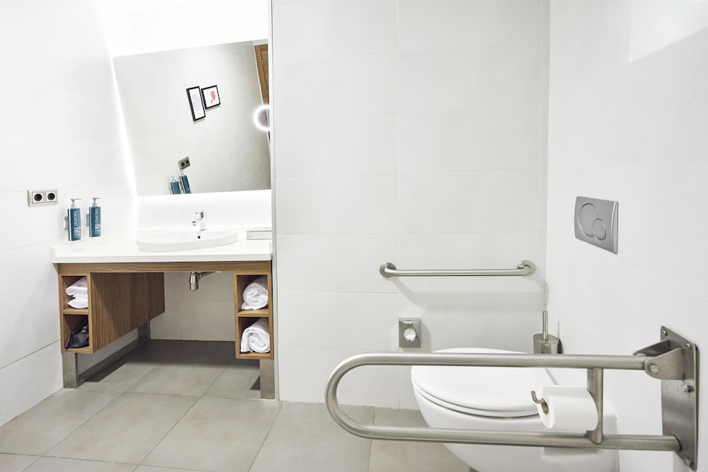 Habitación accesible con cama Queen del hotel Hilton Garden Inn Sevilla. Foto 4