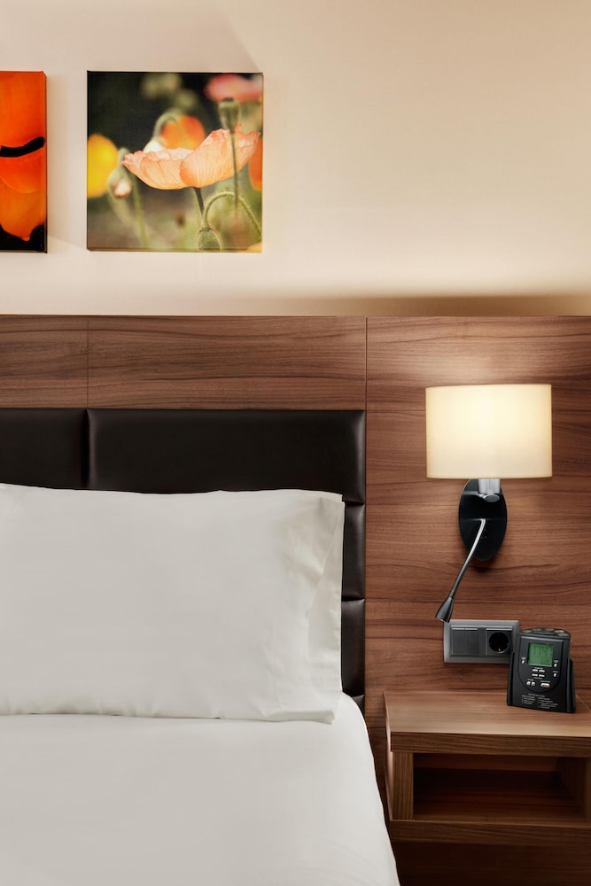 Habitación con dos camas individuales del hotel Hilton Garden Inn Sevilla. Foto 1