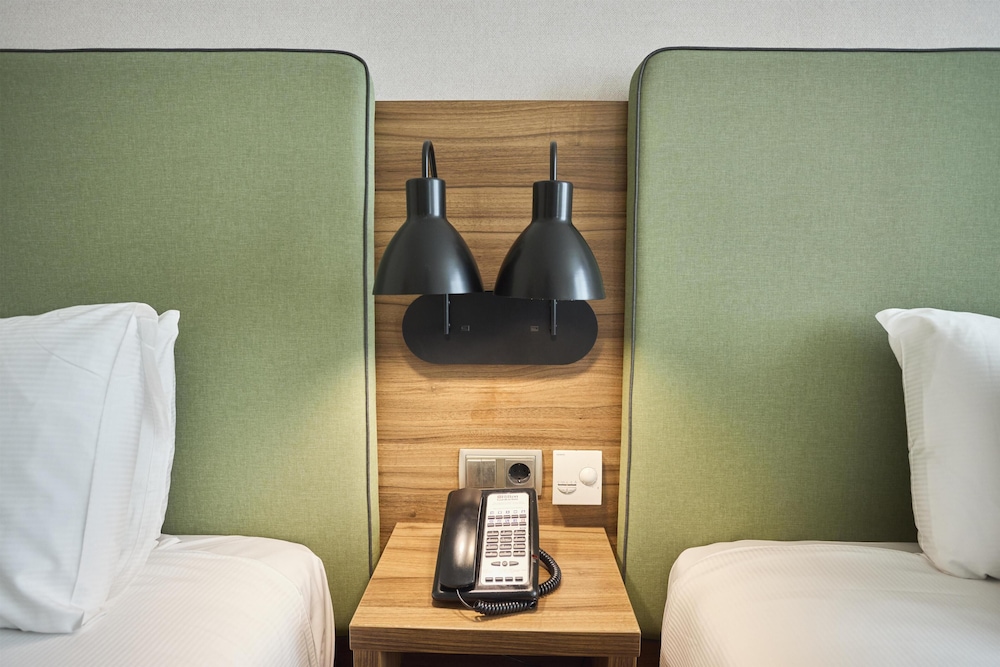 Habitación con dos camas individuales del hotel Hilton Garden Inn Sevilla. Foto 3