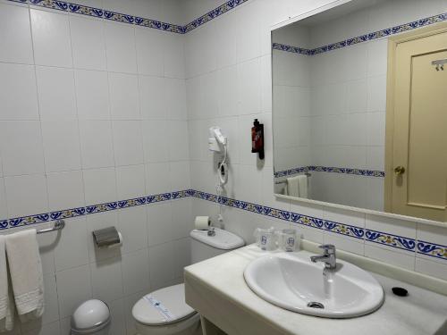 Habitación doble con balcón del hotel Nerja Club by Dorobe Hotels. Foto 1