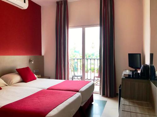 Habitación doble con balcón del hotel Nerja Club by Dorobe Hotels. Foto 4