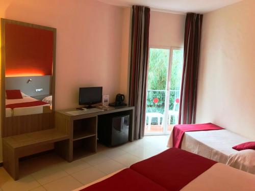 Habitación Doble con Cama supletoria del hotel Nerja Club by Dorobe Hotels