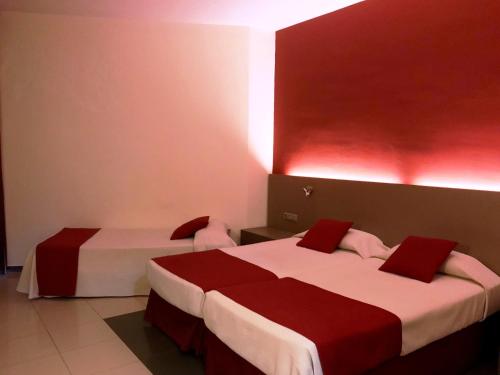 Habitación Doble con Cama supletoria del hotel Nerja Club by Dorobe Hotels. Foto 1
