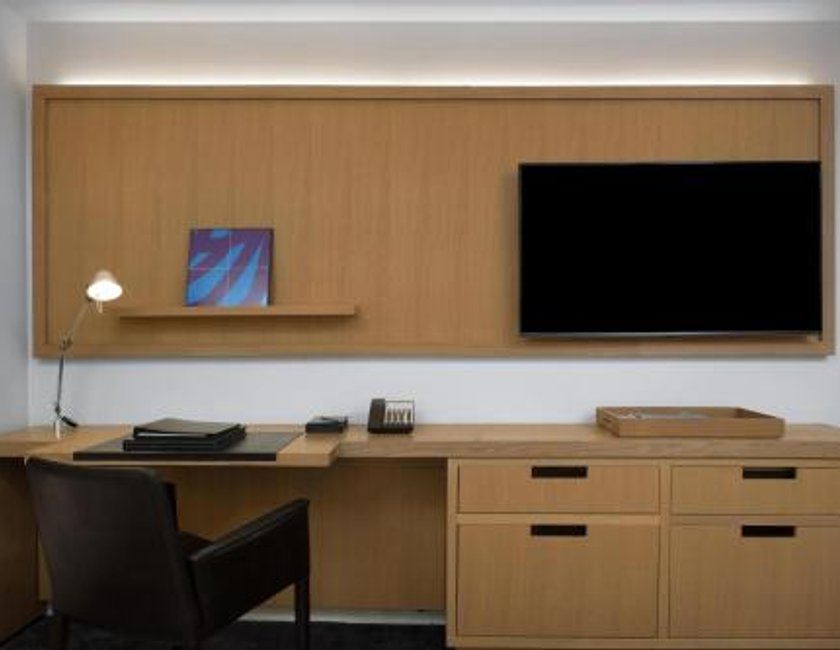 Suite Executive con ducha accesible en silla de ruedas - 1 cama extragrande - Adaptada para personas con movilidad reducida del hotel Conrad New York Downtown. Foto 4