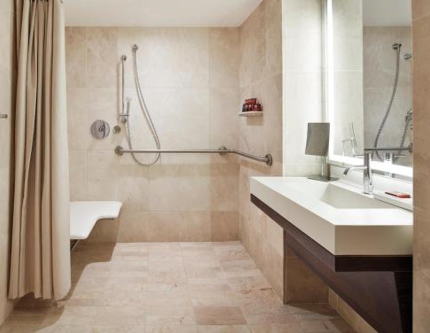 Suite Deluxe con ducha accesible en silla de ruedas - 1 cama extragrande - Adaptada para personas con movilidad reducida del hotel Conrad New York Downtown. Foto 2