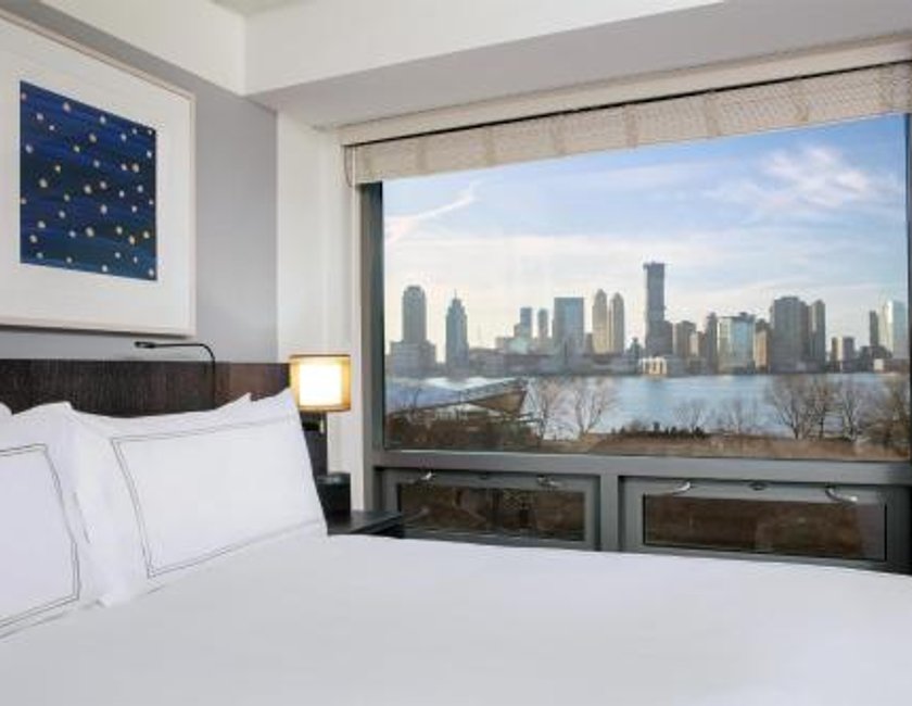 Suite con vistas al río - 1 cama extragrande - Adaptada para personas con discapacidad auditiva del hotel Conrad New York Downtown