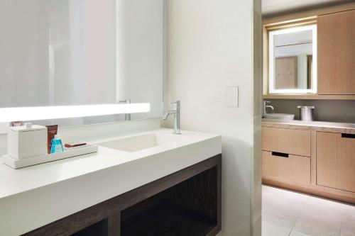 Suite con vistas al río - 1 cama extragrande - Adaptada para personas con discapacidad auditiva del hotel Conrad New York Downtown