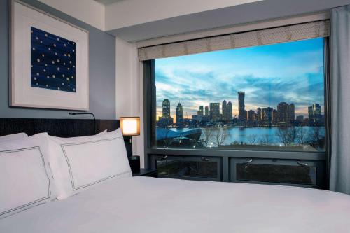 Suite con vistas al río - 1 cama extragrande - Adaptada para personas con discapacidad auditiva del hotel Conrad New York Downtown. Foto 5