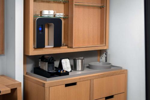 Suite con cama extragrande, sofá cama y vistas al río del hotel Conrad New York Downtown. Foto 9