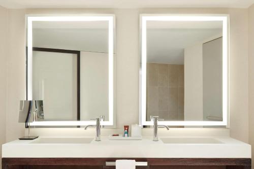 Suite Luxury Esquinera con sofá cama - 1 cama extragrande del hotel Conrad New York Downtown. Foto 1