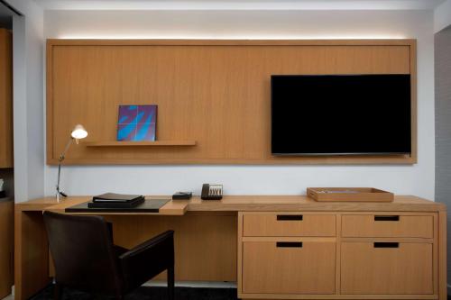 Suite Deluxe con cama extragrande del hotel Conrad New York Downtown. Foto 3