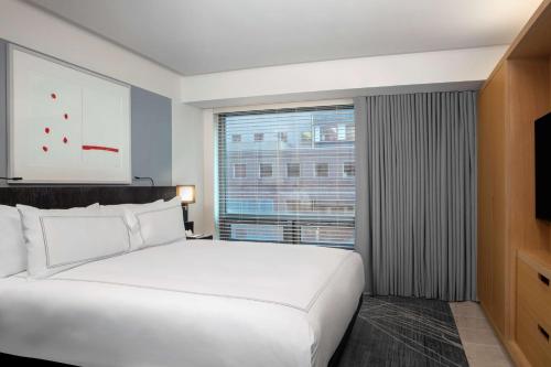 Suite Deluxe con cama extragrande del hotel Conrad New York Downtown. Foto 4