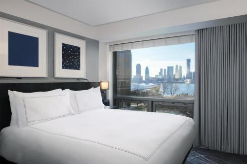 Suite con vistas al río - 1 cama extragrande - Adaptada para personas con discapacidad auditiva del hotel Conrad New York Downtown. Foto 1