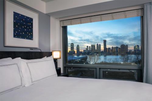 Suite con vistas al río - 1 cama extragrande - Adaptada para personas con discapacidad auditiva del hotel Conrad New York Downtown. Foto 3