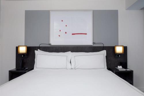 Suite Luxury con sofá cama y ducha accesible en silla de ruedas - 1 cama extragrande - Adaptada para personas con movilidad reducida del hotel Conrad New York Downtown. Foto 1