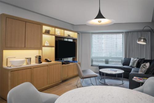 Suite Luxury con sofá cama y ducha accesible en silla de ruedas - 1 cama extragrande - Adaptada para personas con movilidad reducida del hotel Conrad New York Downtown. Foto 4