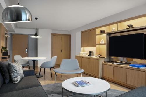 Suite Luxury con sofá cama y ducha accesible en silla de ruedas - 1 cama extragrande - Adaptada para personas con movilidad reducida del hotel Conrad New York Downtown. Foto 5