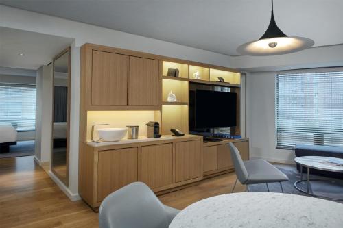 Suite Luxury con sofá cama y ducha accesible en silla de ruedas - 1 cama extragrande - Adaptada para personas con movilidad reducida del hotel Conrad New York Downtown. Foto 7