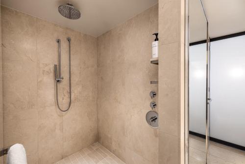 Suite Deluxe - 1 cama extragrande - Adaptada para personas con discapacidad auditiva del hotel Conrad New York Downtown