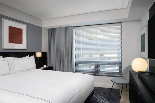 Suite Deluxe - 1 cama extragrande - Adaptada para personas con discapacidad auditiva del hotel Conrad New York Downtown. Foto 4