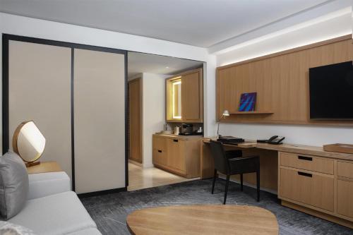 Suite Deluxe - 1 cama extragrande - Adaptada para personas con discapacidad auditiva del hotel Conrad New York Downtown. Foto 6