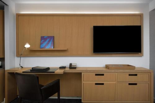 Suite Executive - Cama extragrande del hotel Conrad New York Downtown