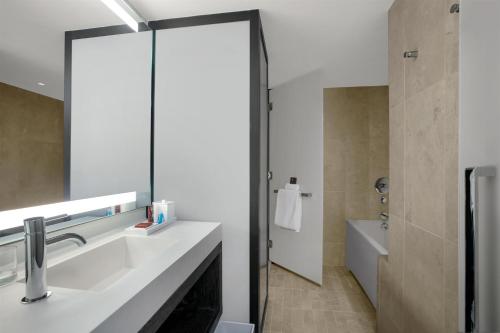 Suite Executive con ducha accesible en silla de ruedas - 1 cama extragrande - Adaptada para personas con movilidad reducida del hotel Conrad New York Downtown. Foto 1