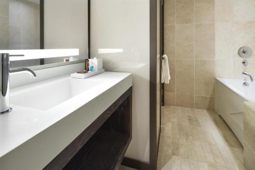 Suite Executive con ducha accesible en silla de ruedas - 1 cama extragrande - Adaptada para personas con movilidad reducida del hotel Conrad New York Downtown. Foto 4