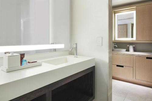 Suite Deluxe con 2 camas dobles del hotel Conrad New York Downtown. Foto 3