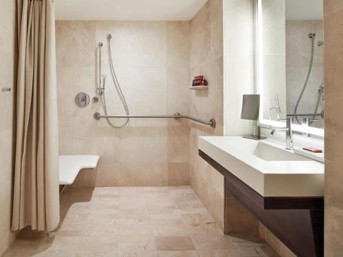 Suite Executive con ducha accesible en silla de ruedas - 1 cama extragrande - Adaptada para personas con movilidad reducida del hotel Conrad New York Downtown. Foto 9