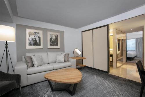 Suite con cama extragrande y vistas al río del hotel Conrad New York Downtown. Foto 4