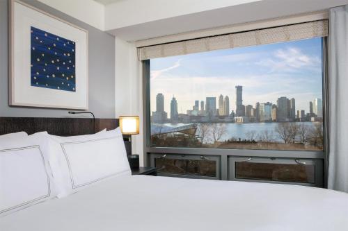 Suite con cama extragrande y vistas al río del hotel Conrad New York Downtown. Foto 6