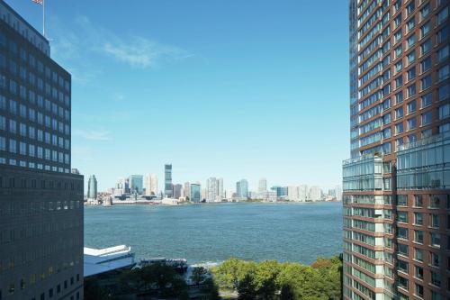 Suite con cama extragrande y vistas al río del hotel Conrad New York Downtown. Foto 7
